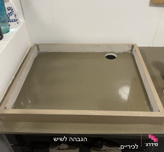 משטח עבודה במטבח עם כיור חלקי